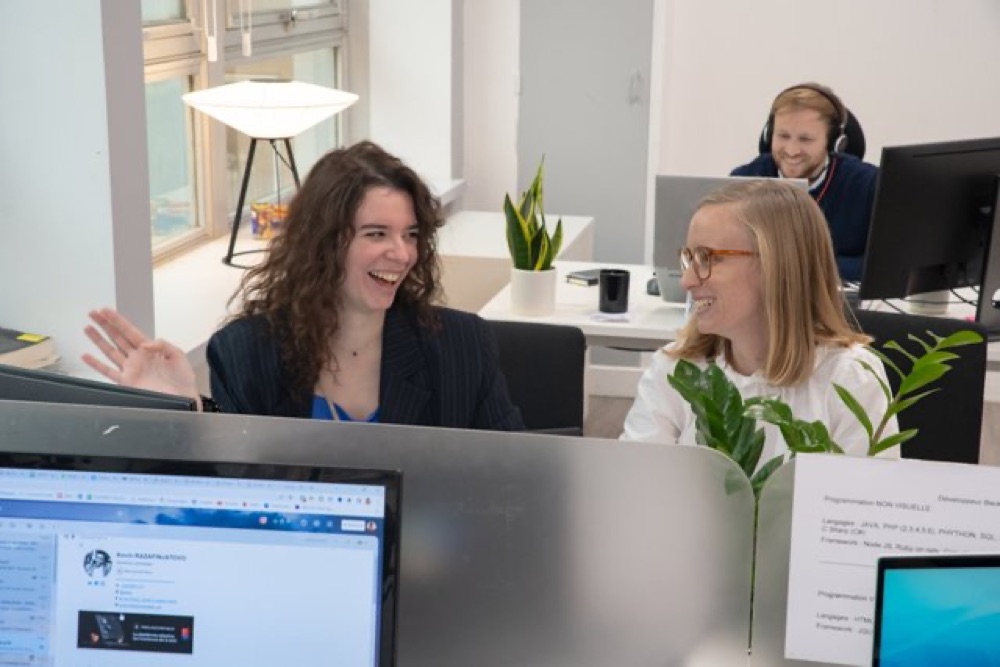 Équipe FreelanceRepublik échangeant dans ses bureaux, expertise à l’origine de KIRK portage salarial
